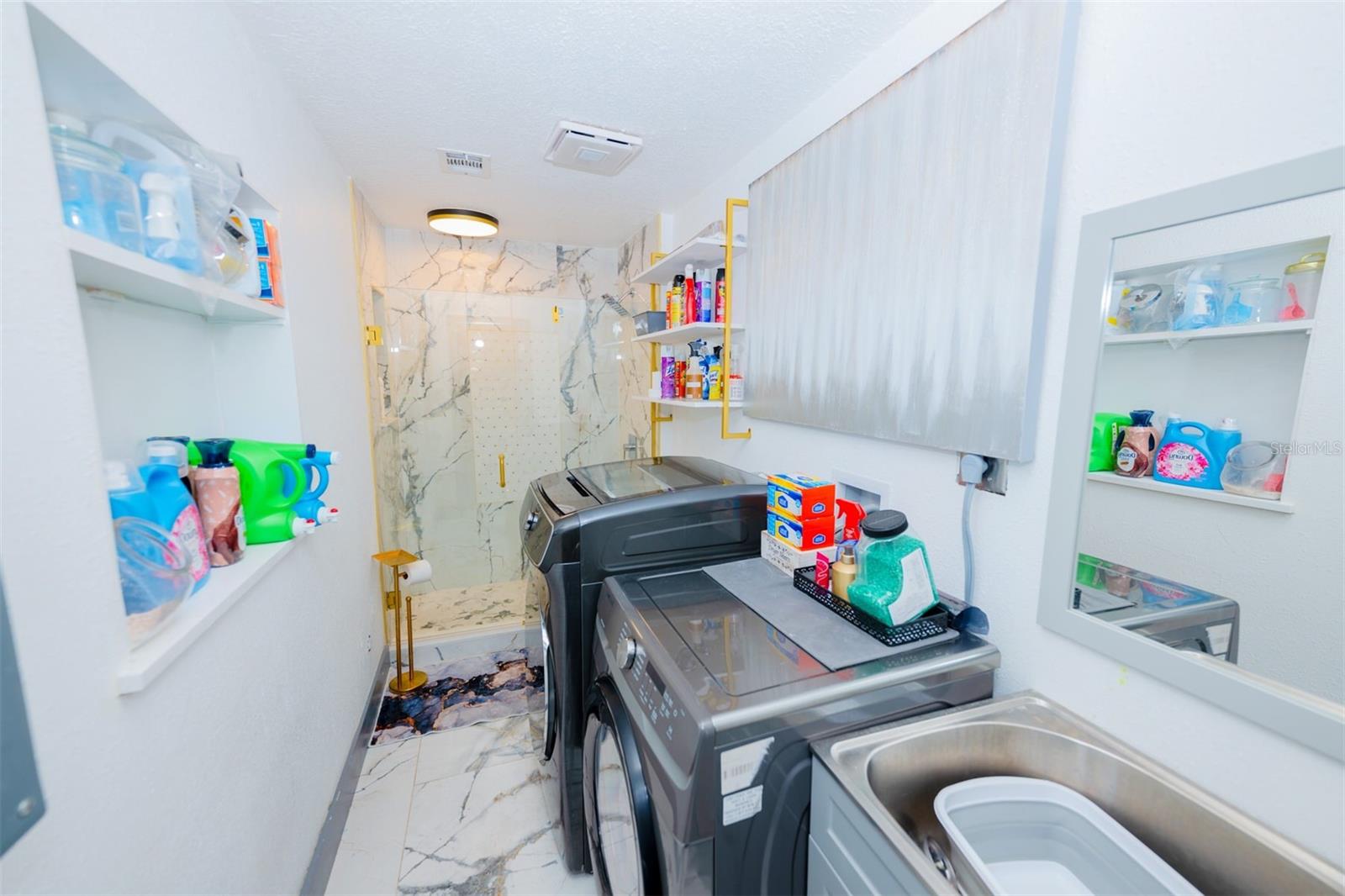 Image 42 of 57 For 2932 Larson Street