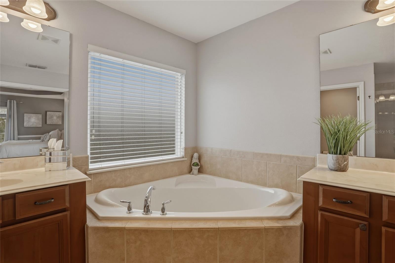 Image 28 of 47 For 13013 Overstreet Road