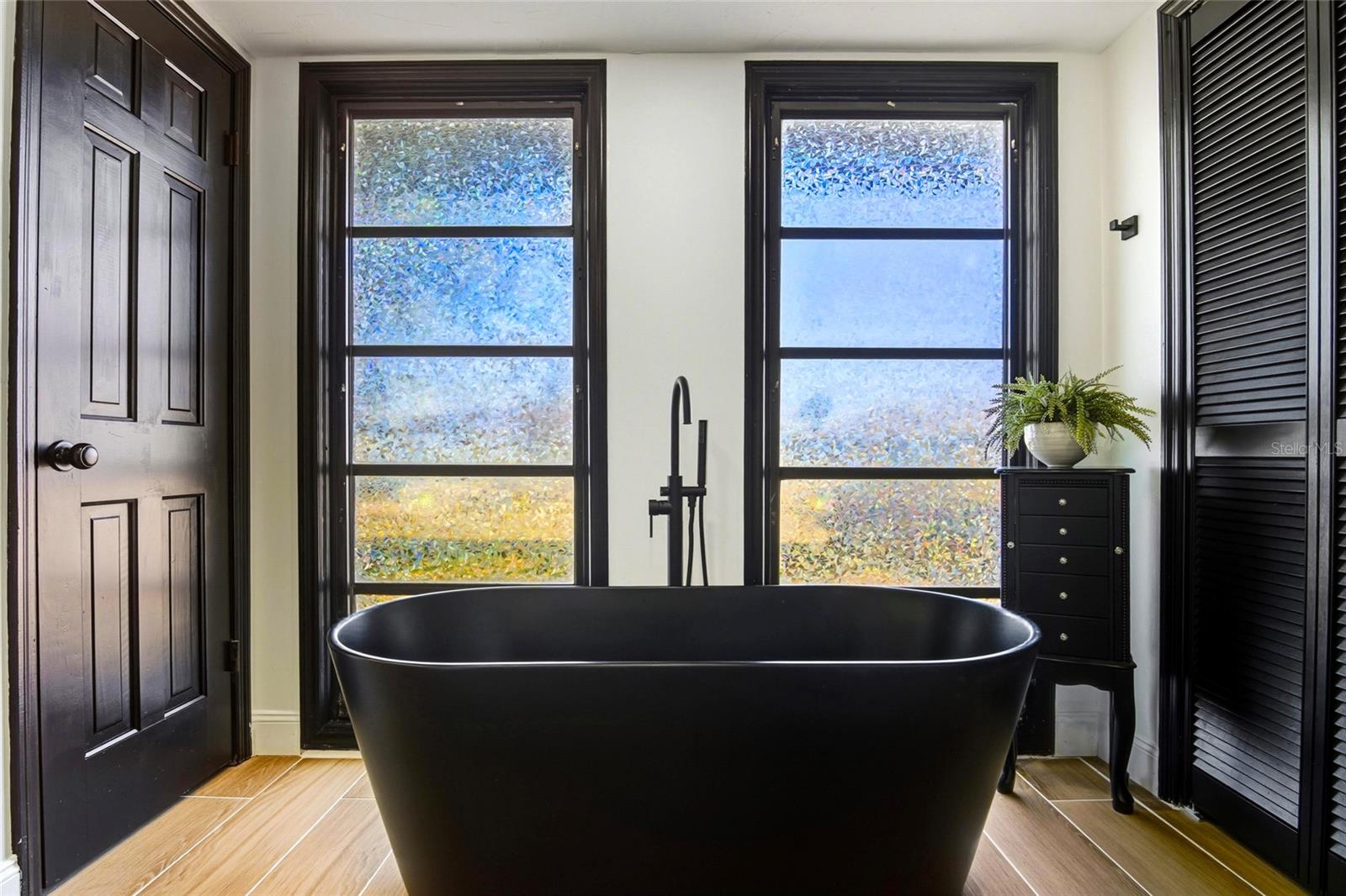 Image 23 of 49 For 213 Doverwood Road