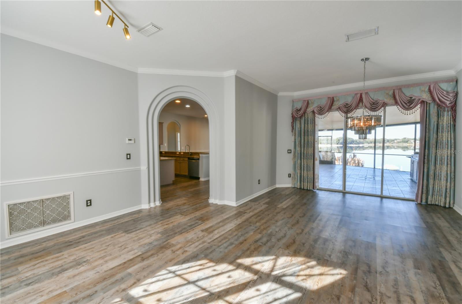 Listing photo id 8 for 112 Olympus Drive