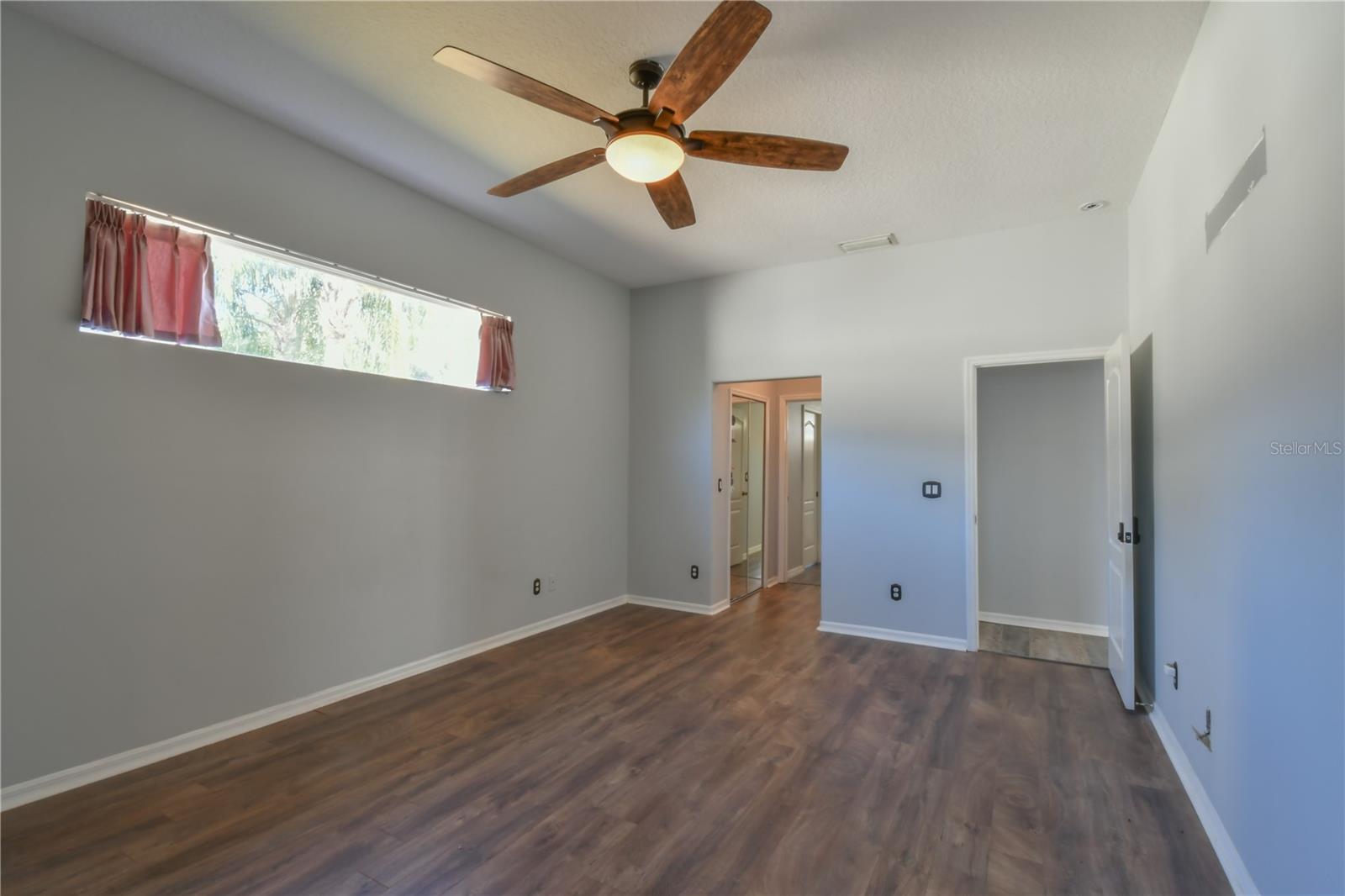 Listing photo id 10 for 112 Olympus Drive