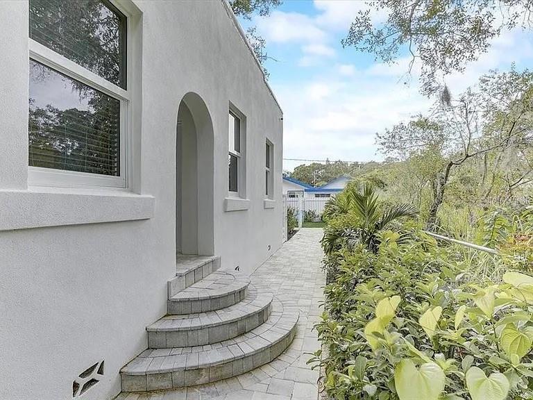 Image 23 of 41 For 1862 6th Street