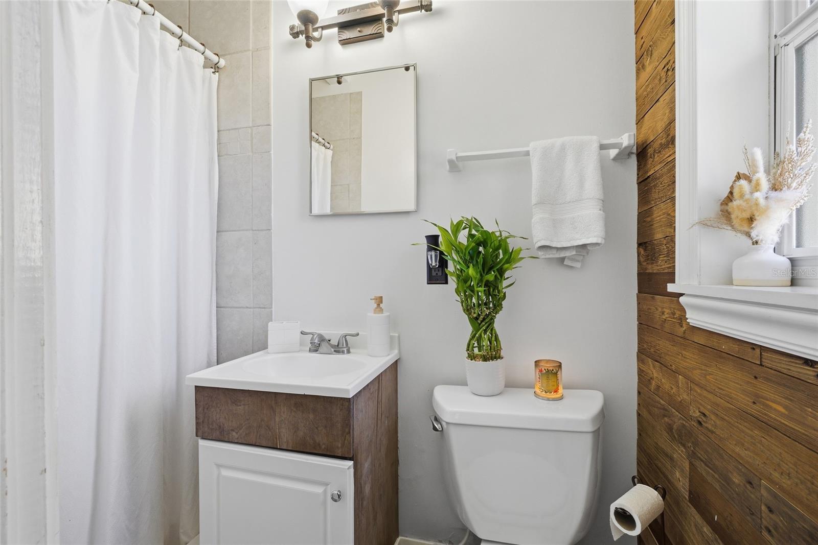 Image 21 of 68 For 1927 Eland Avenue