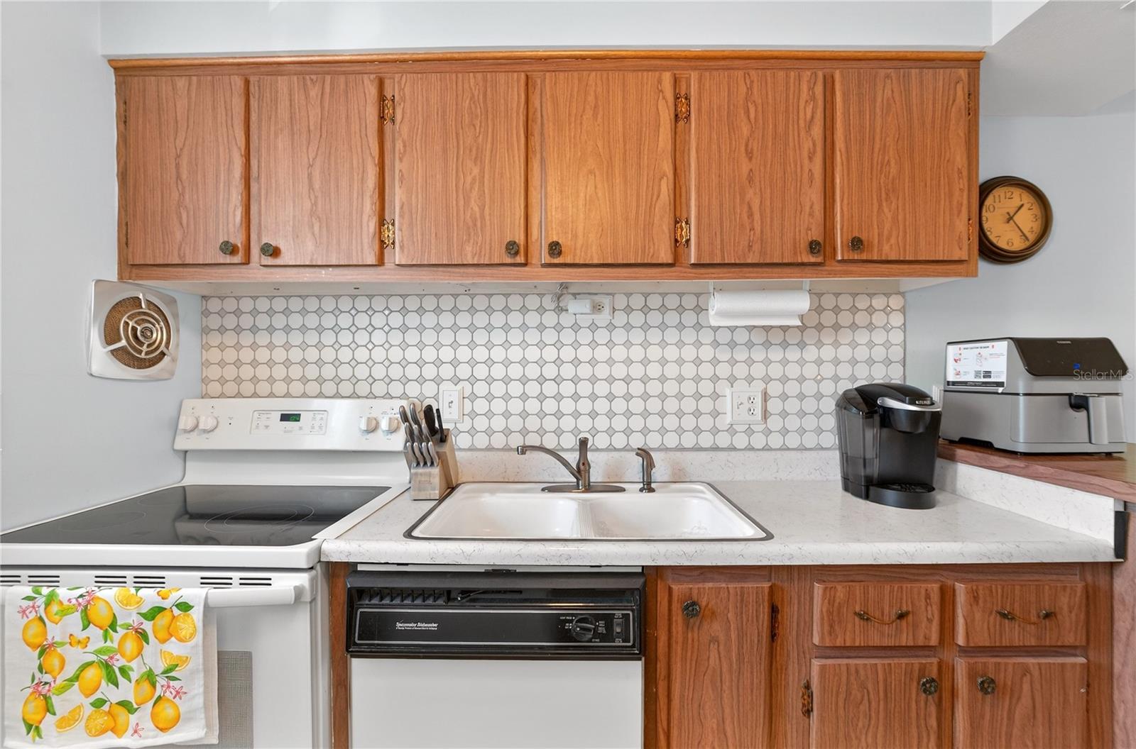 Image 17 of 35 For 5505 Hernandes Dr  240