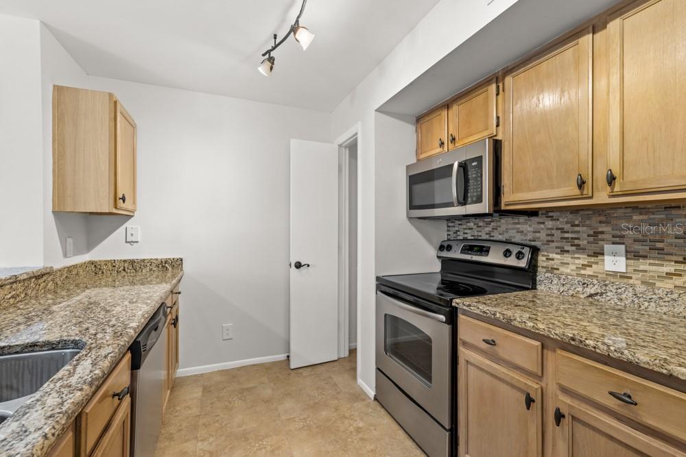 Image 4 of 33 For 486 Pin Oak Place 308