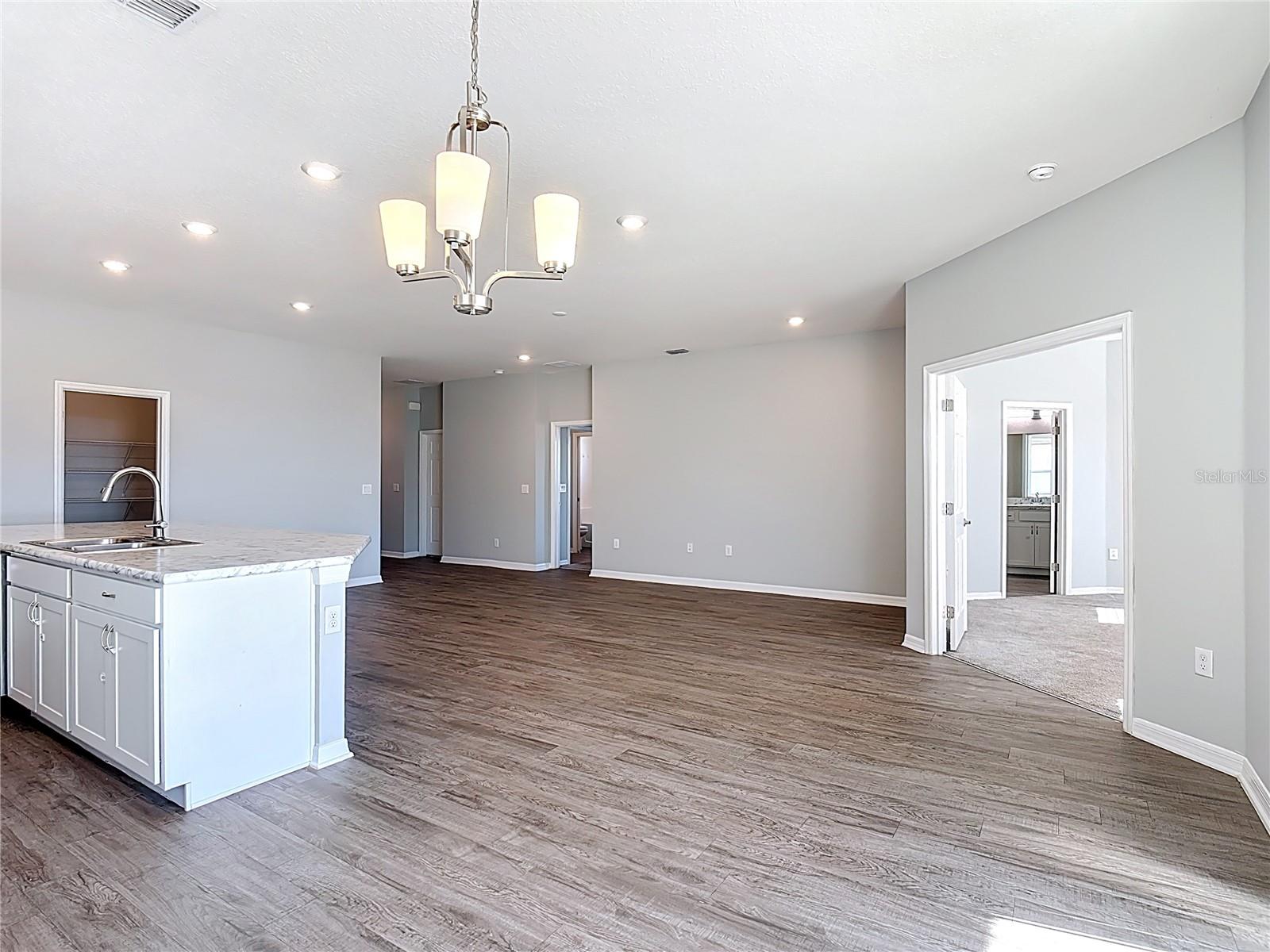 Image 11 of 49 For 840 Sydney Street