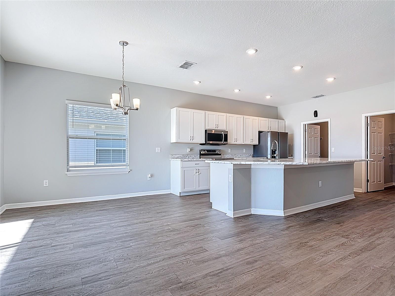 Image 12 of 49 For 840 Sydney Street