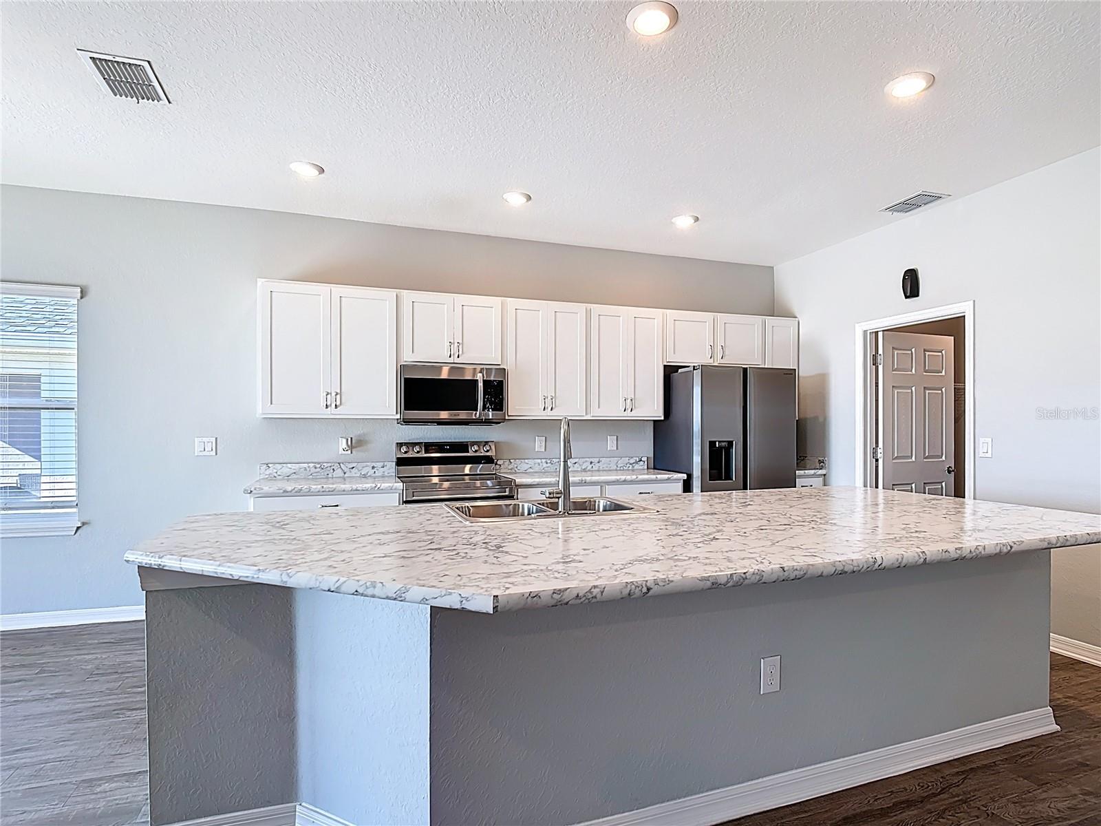 Image 4 of 49 For 840 Sydney Street