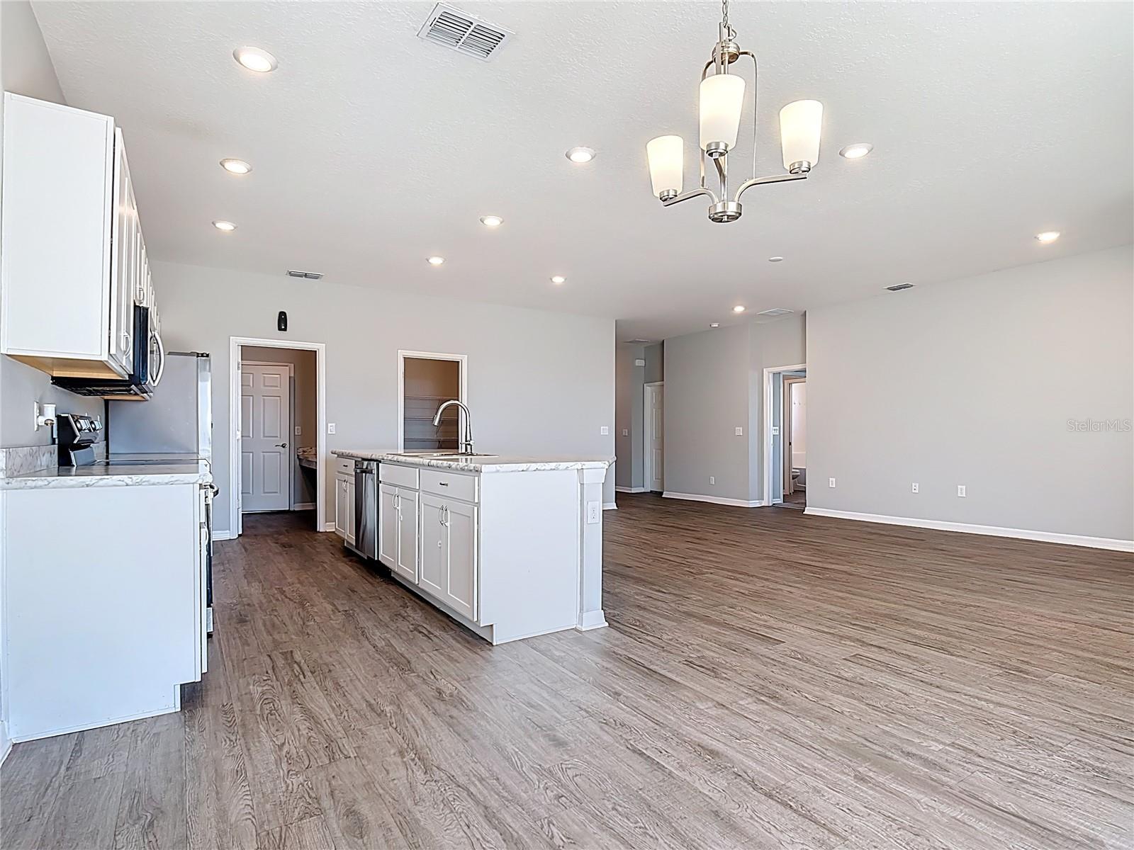 Image 5 of 49 For 840 Sydney Street