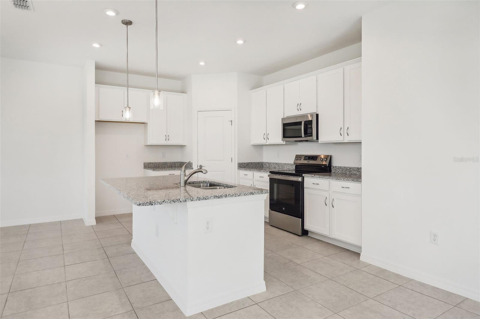 Image 11 of 33 For 877 Castleford Avenue Ne