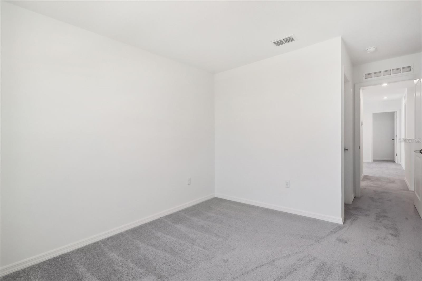 Image 22 of 33 For 877 Castleford Avenue Ne