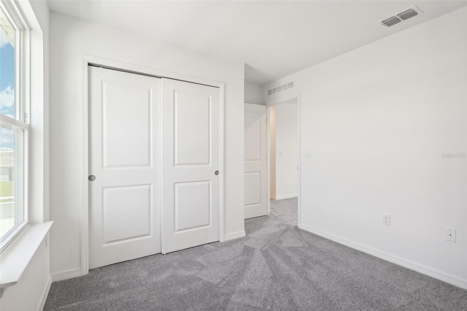 Image 23 of 33 For 877 Castleford Avenue Ne