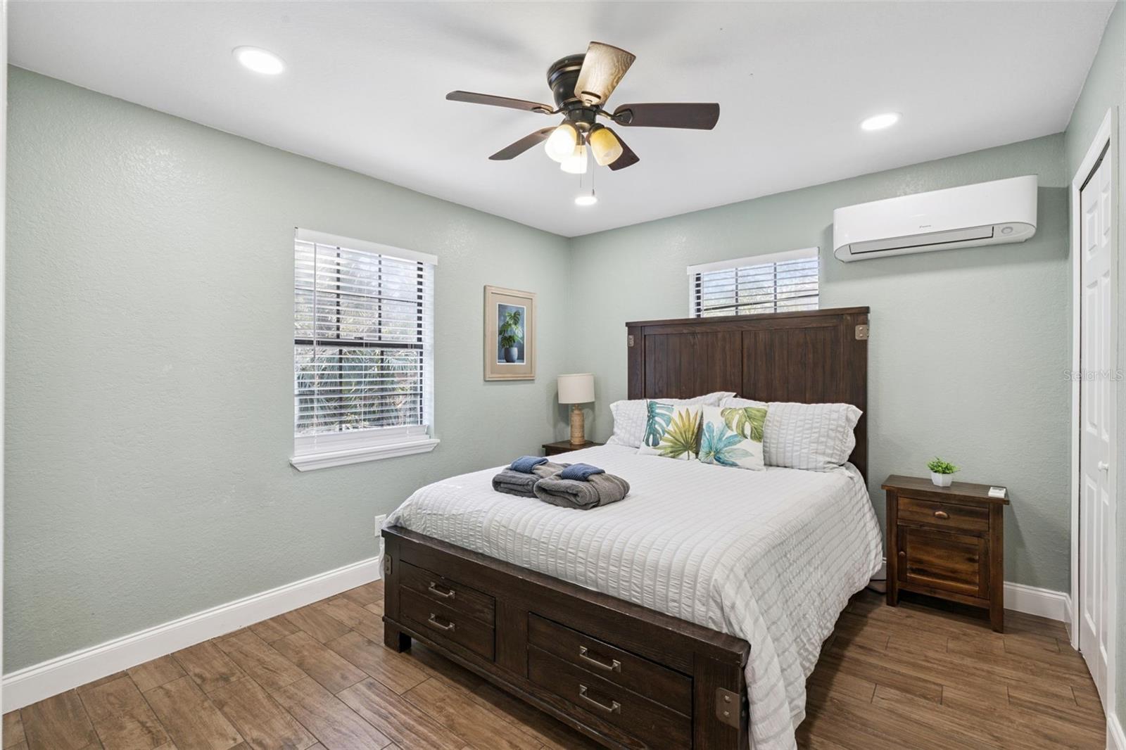 Image 11 of 33 For 102 Vine Street