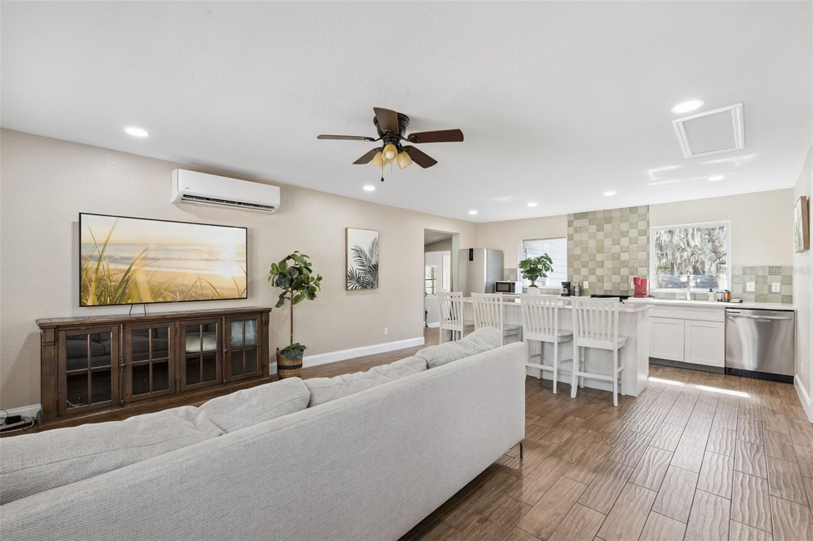 Image 5 of 33 For 102 Vine Street