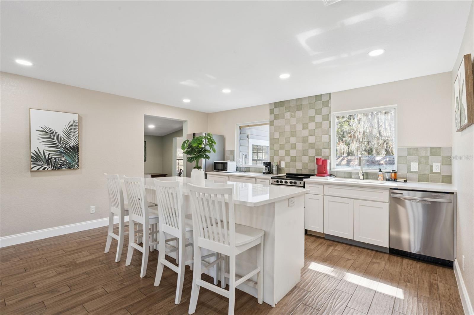 Image 8 of 33 For 102 Vine Street