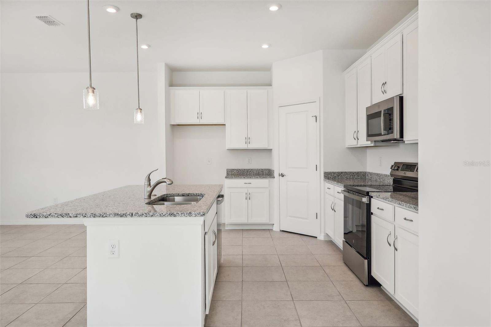 Image 12 of 34 For 777 Castleford Avenue Ne