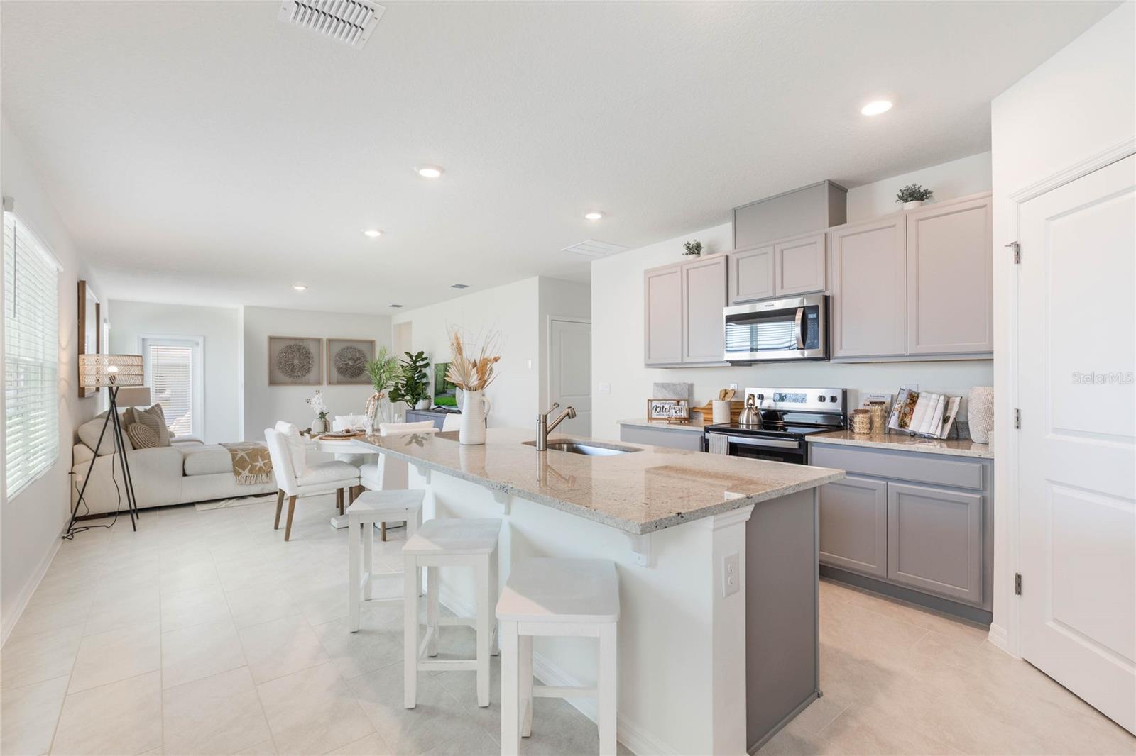 Image 4 of 30 For 4585 Barberry Avenue