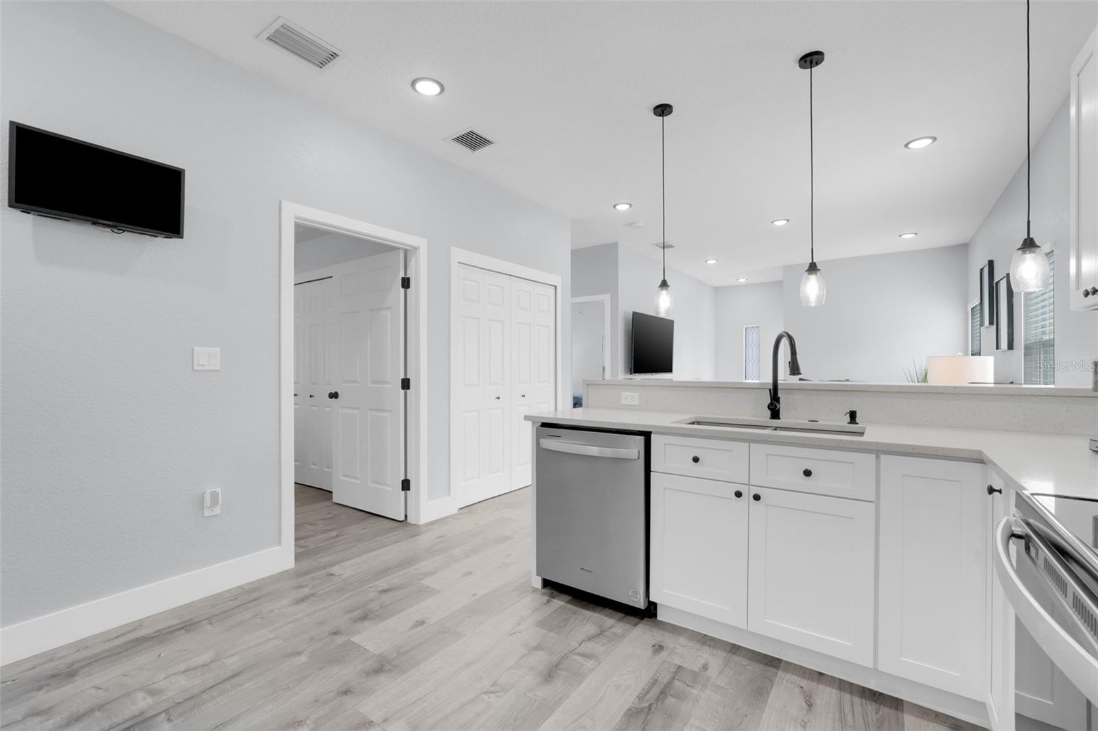 Image 11 of 51 For 223 Peninsula Drive A & B