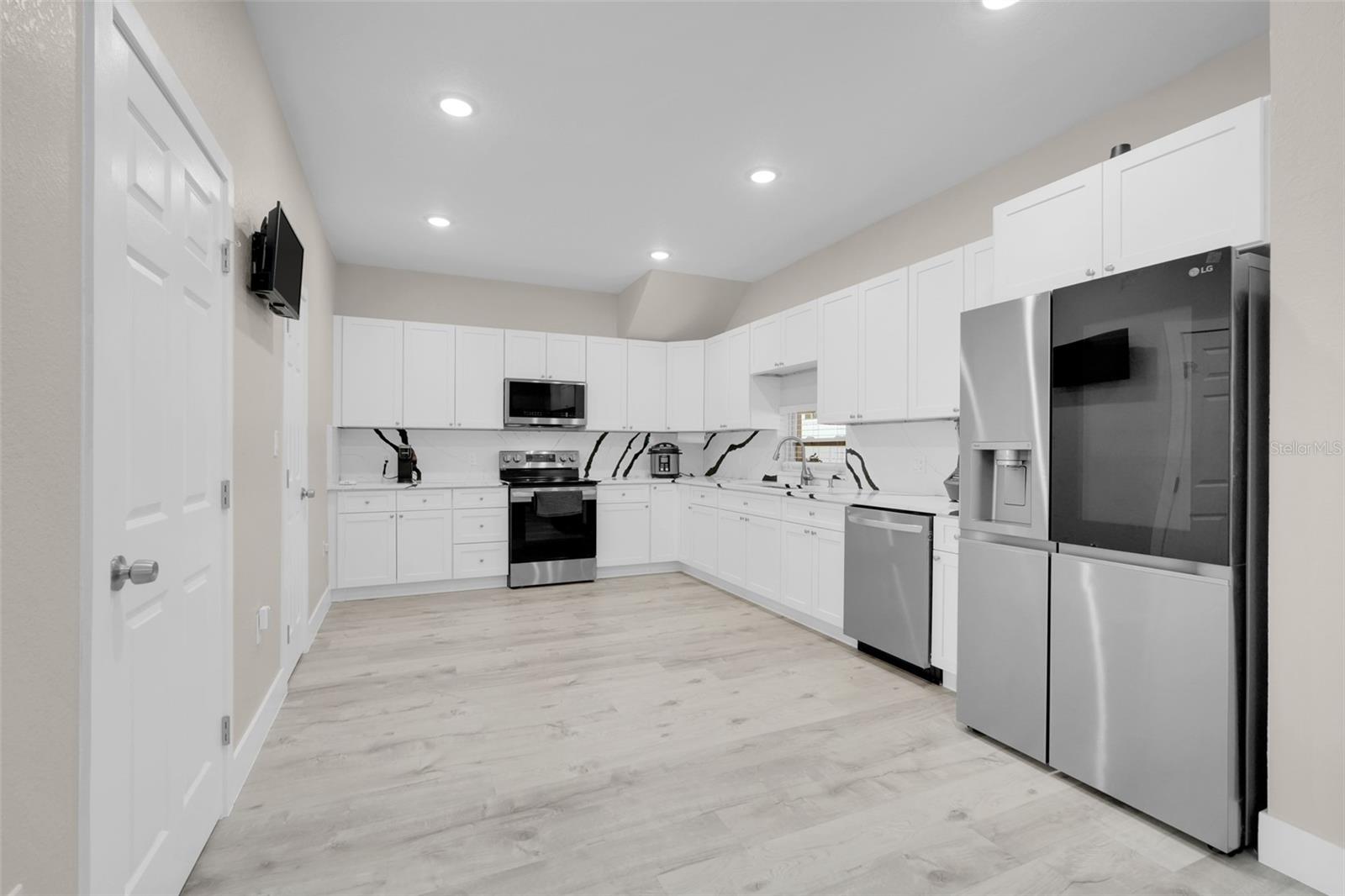 Image 22 of 51 For 223 Peninsula Drive A & B