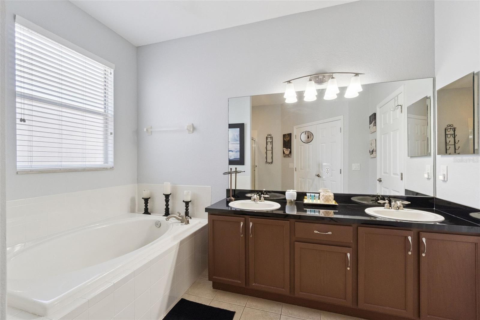 Image 17 of 52 For 4973 Pall Mall Street W