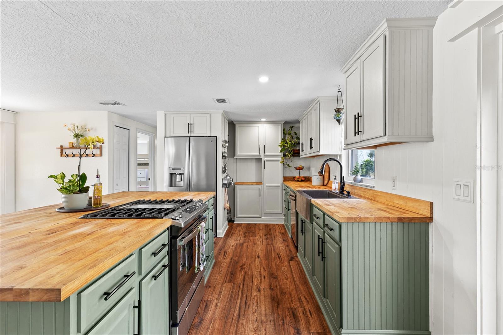 Image 11 of 37 For 17409 Division Street