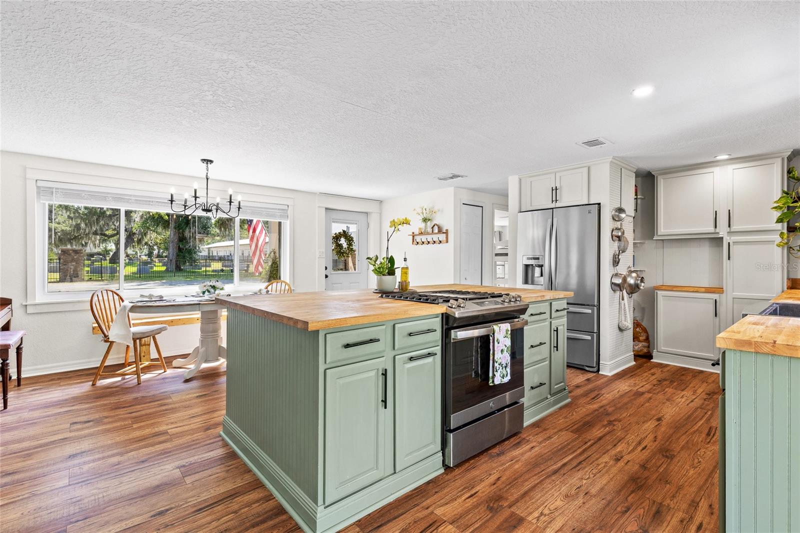 Image 14 of 37 For 17409 Division Street