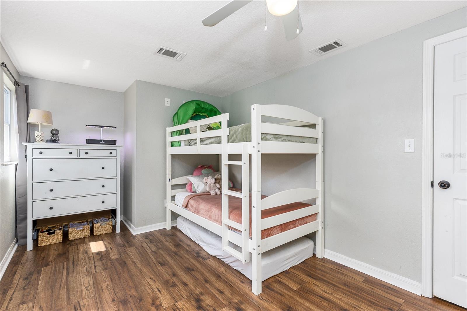 Image 17 of 37 For 17409 Division Street