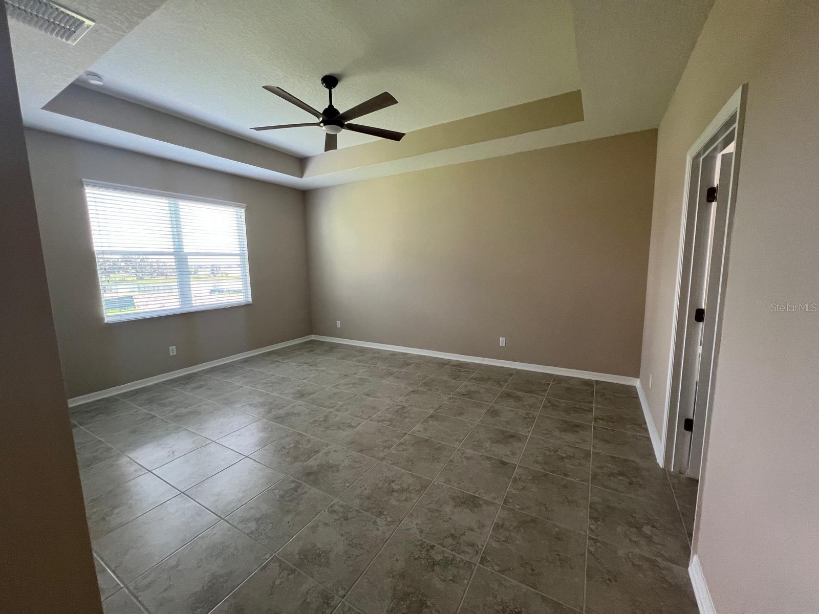 Image 5 of 40 For 9429 Crescent Ray Drive