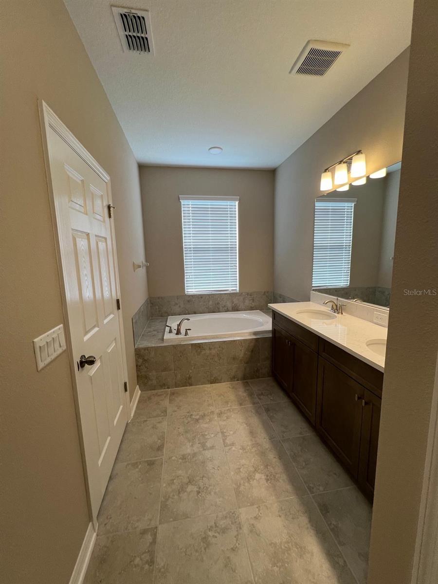 Image 6 of 40 For 9429 Crescent Ray Drive