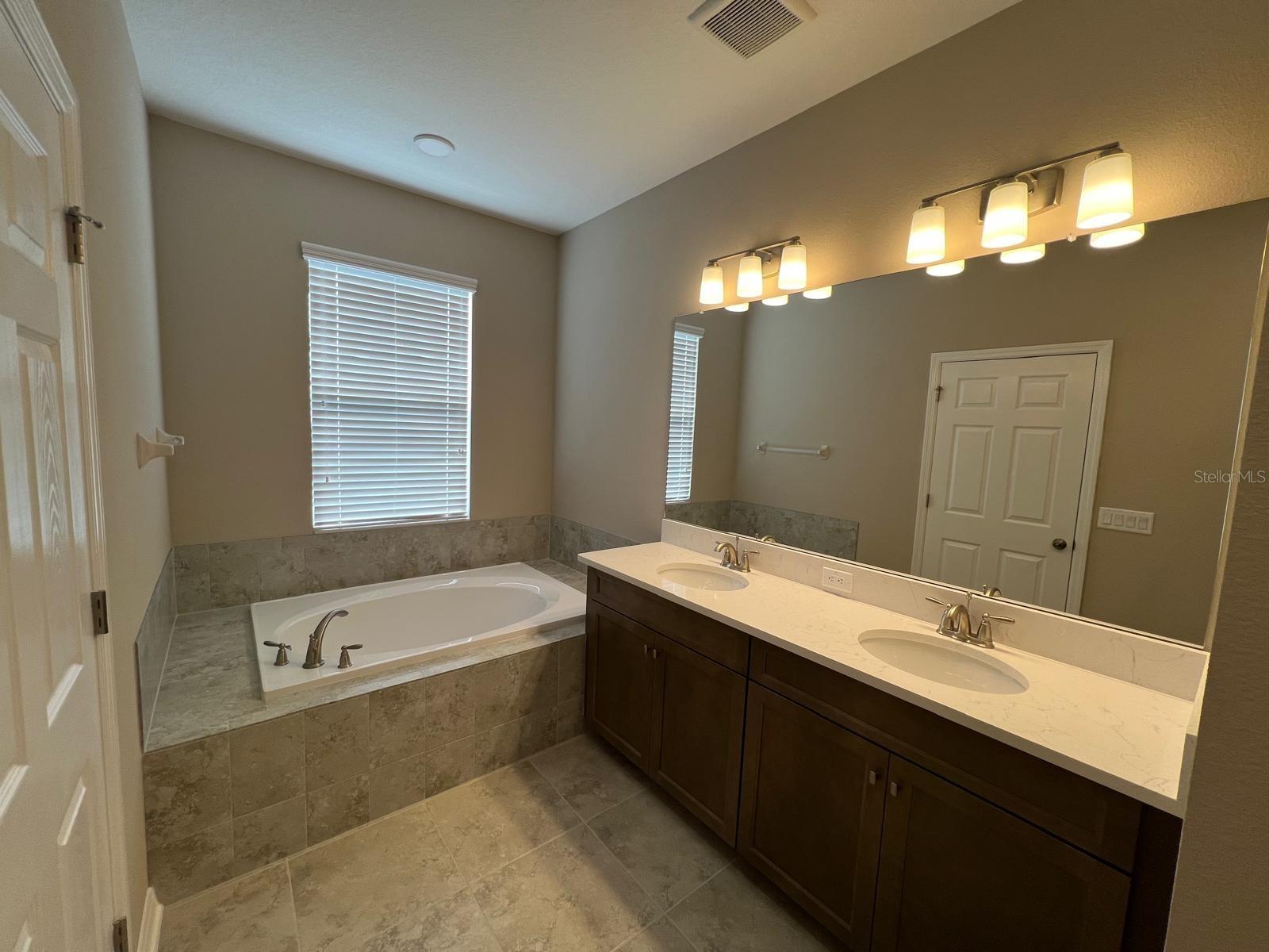 Image 7 of 40 For 9429 Crescent Ray Drive