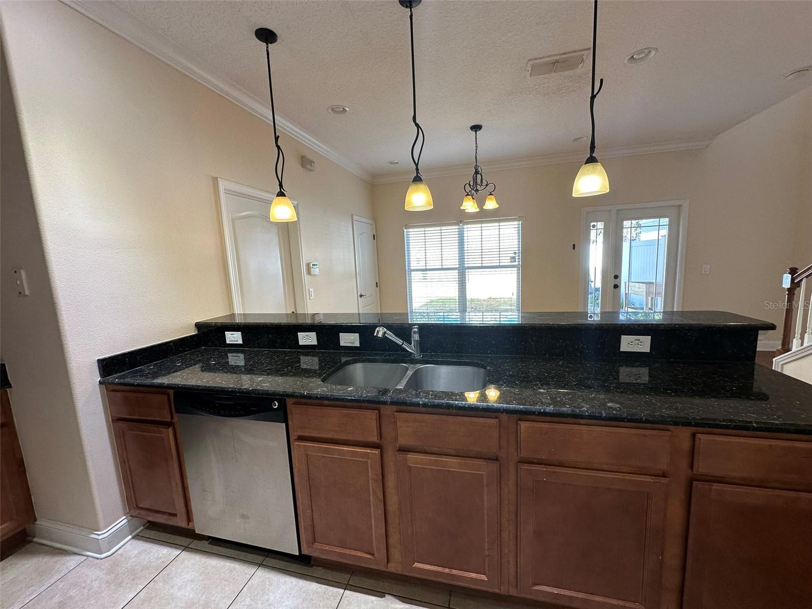 Listing photo id 10 for 1781 Indiana Avenue A