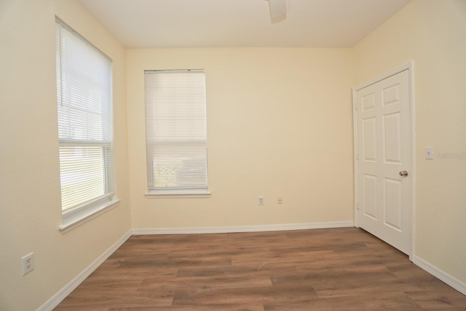 Image 15 of 20 For 1990 Erving Circle 108