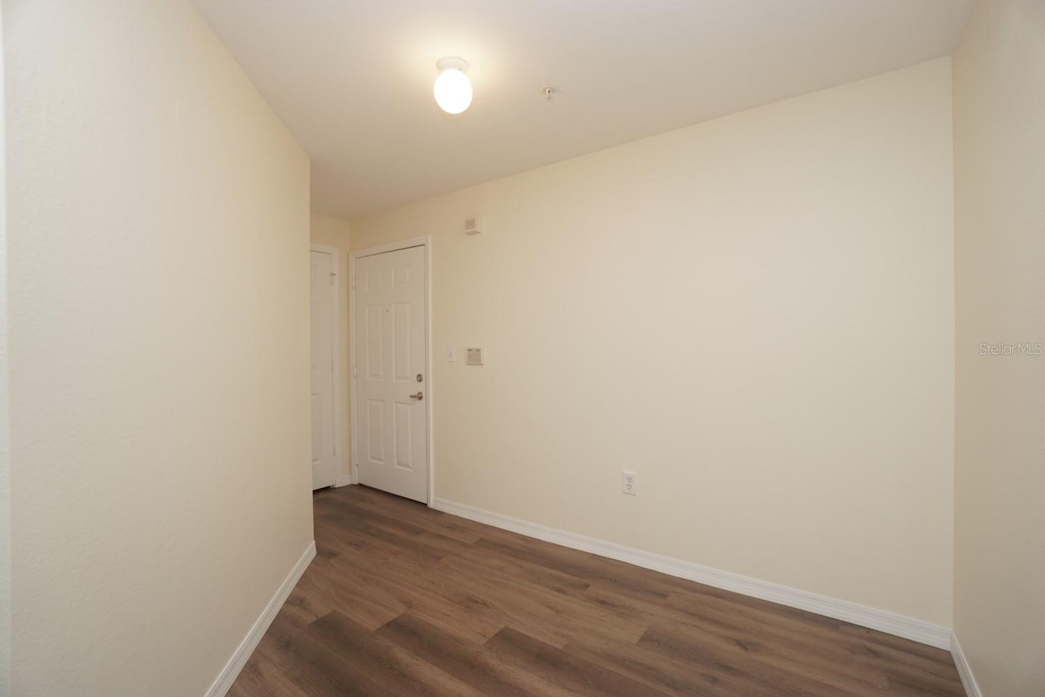 Image 4 of 20 For 1990 Erving Circle 108