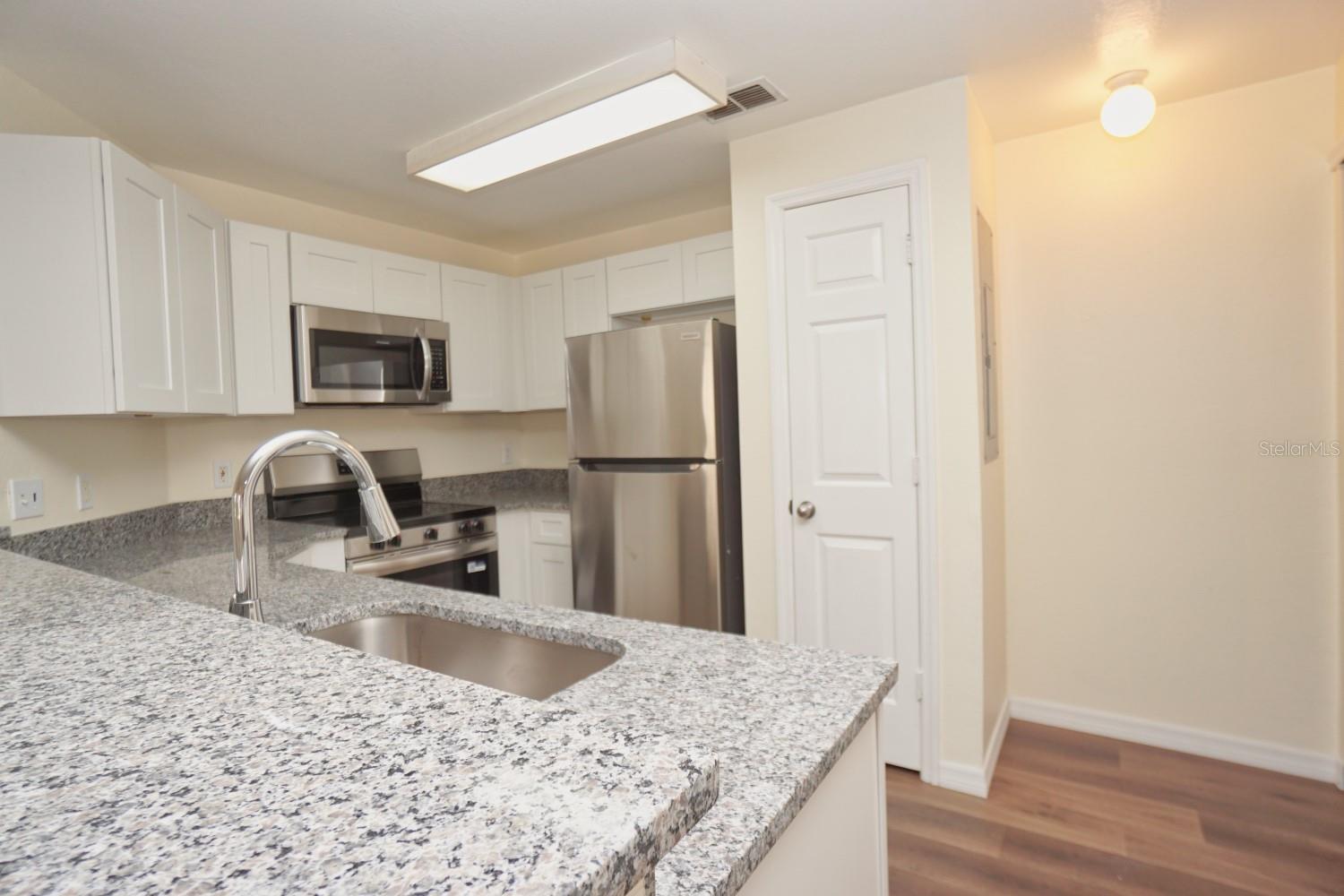 Image 9 of 20 For 1990 Erving Circle 108