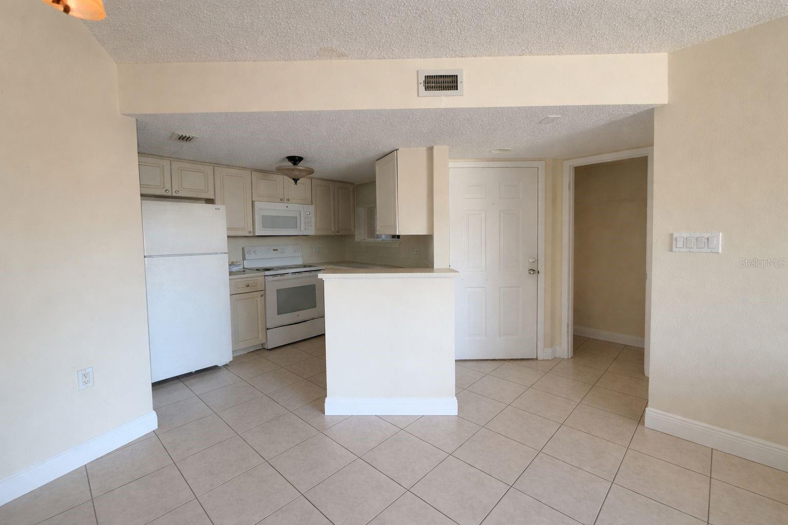 Image 6 of 6 For 1908 Lake Atriums Circle 15