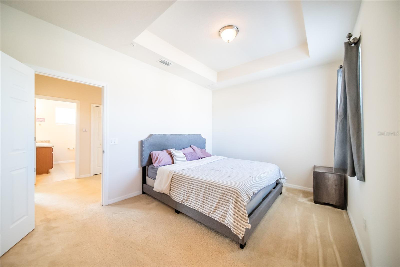 Image 21 of 40 For 980 Lakefront Village Drive