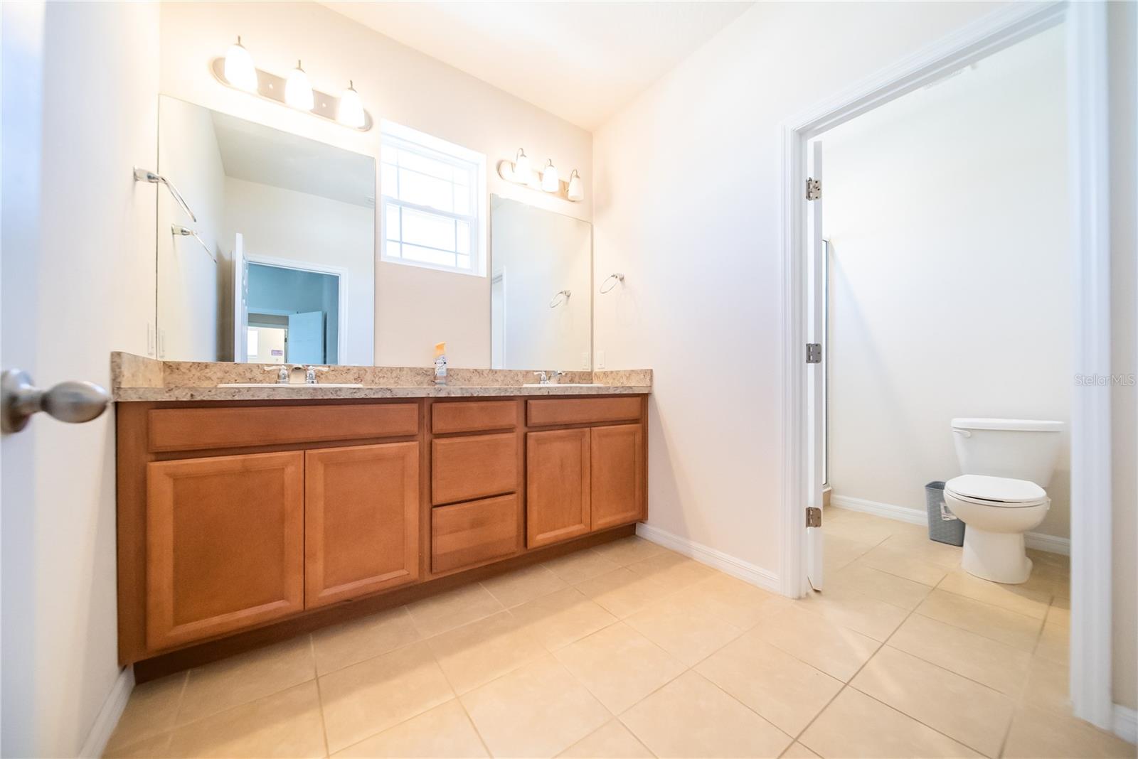 Image 22 of 40 For 980 Lakefront Village Drive