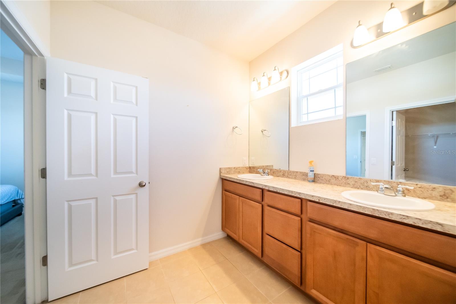 Image 24 of 40 For 980 Lakefront Village Drive