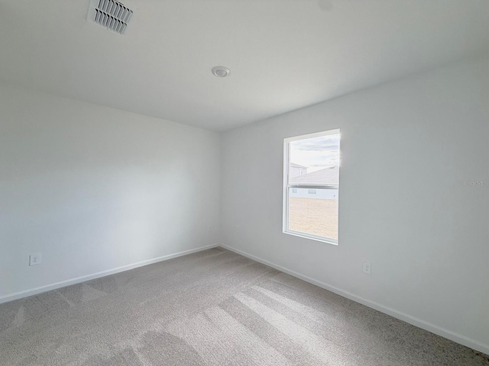 Listing photo id 11 for 2142 Chris Drive