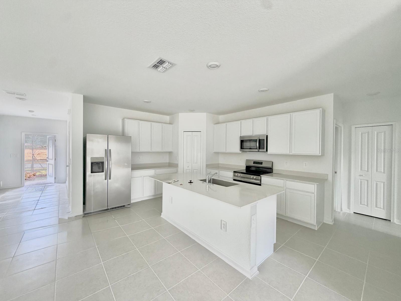 Listing photo id 4 for 2142 Chris Drive