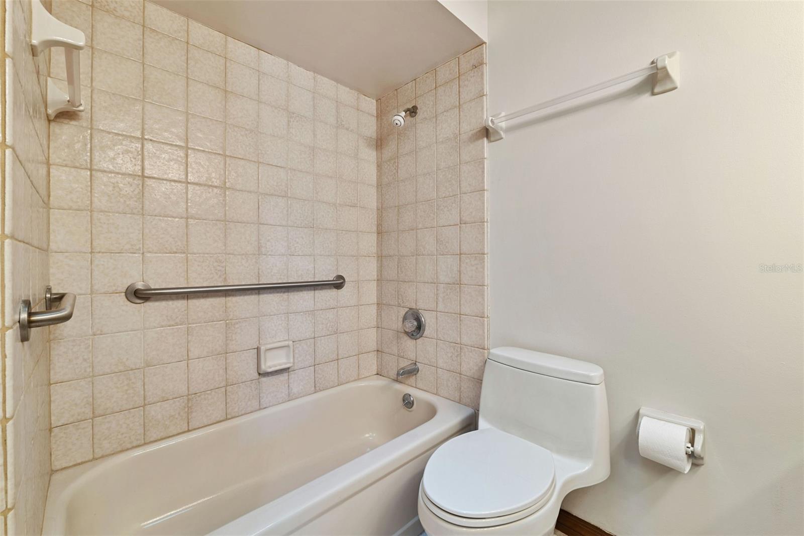 Listing photo id 8 for 1445 Mt Laurel Drive