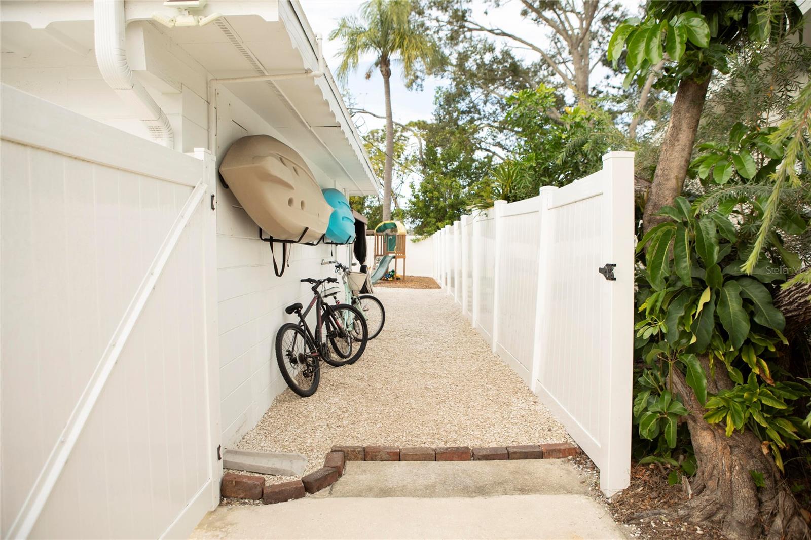 Listing photo id 18 for 7029 Delta Way