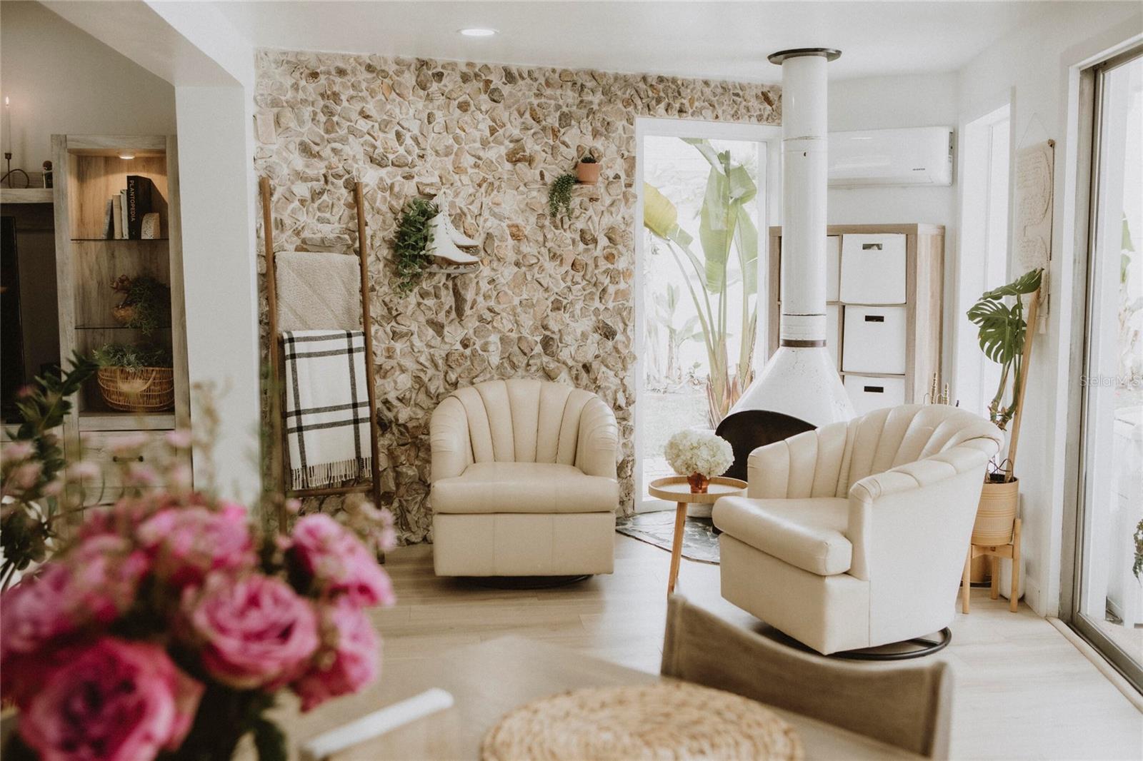 Listing photo id 7 for 7029 Delta Way