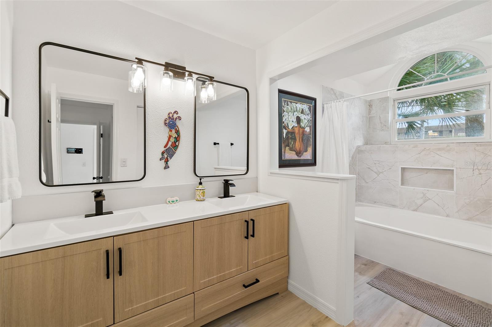 Listing photo id 8 for 8495 Ridgewood Avenue