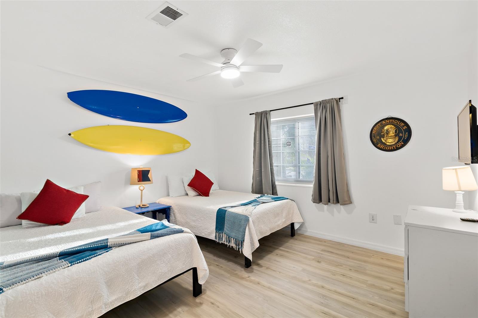 Listing photo id 11 for 8495 Ridgewood Avenue