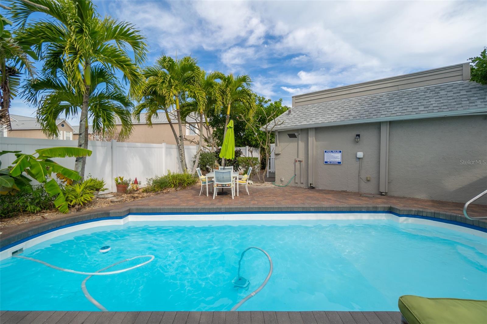 Listing photo id 13 for 8495 Ridgewood Avenue