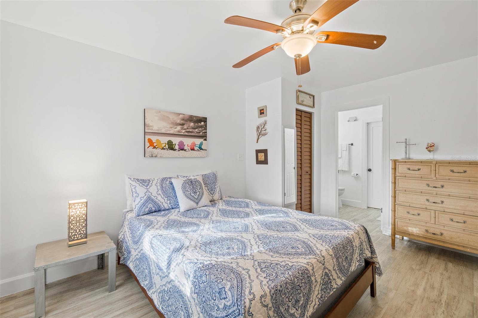 Listing photo id 16 for 8495 Ridgewood Avenue