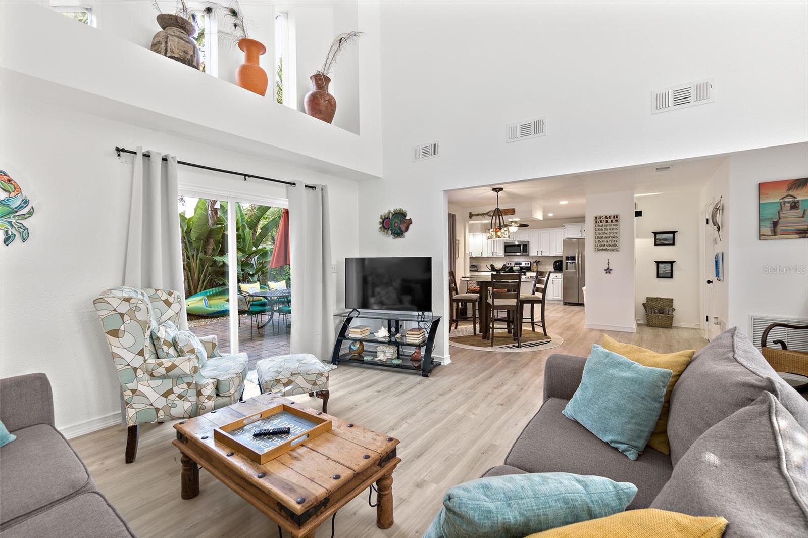 Listing photo id 1 for 8495 Ridgewood Avenue