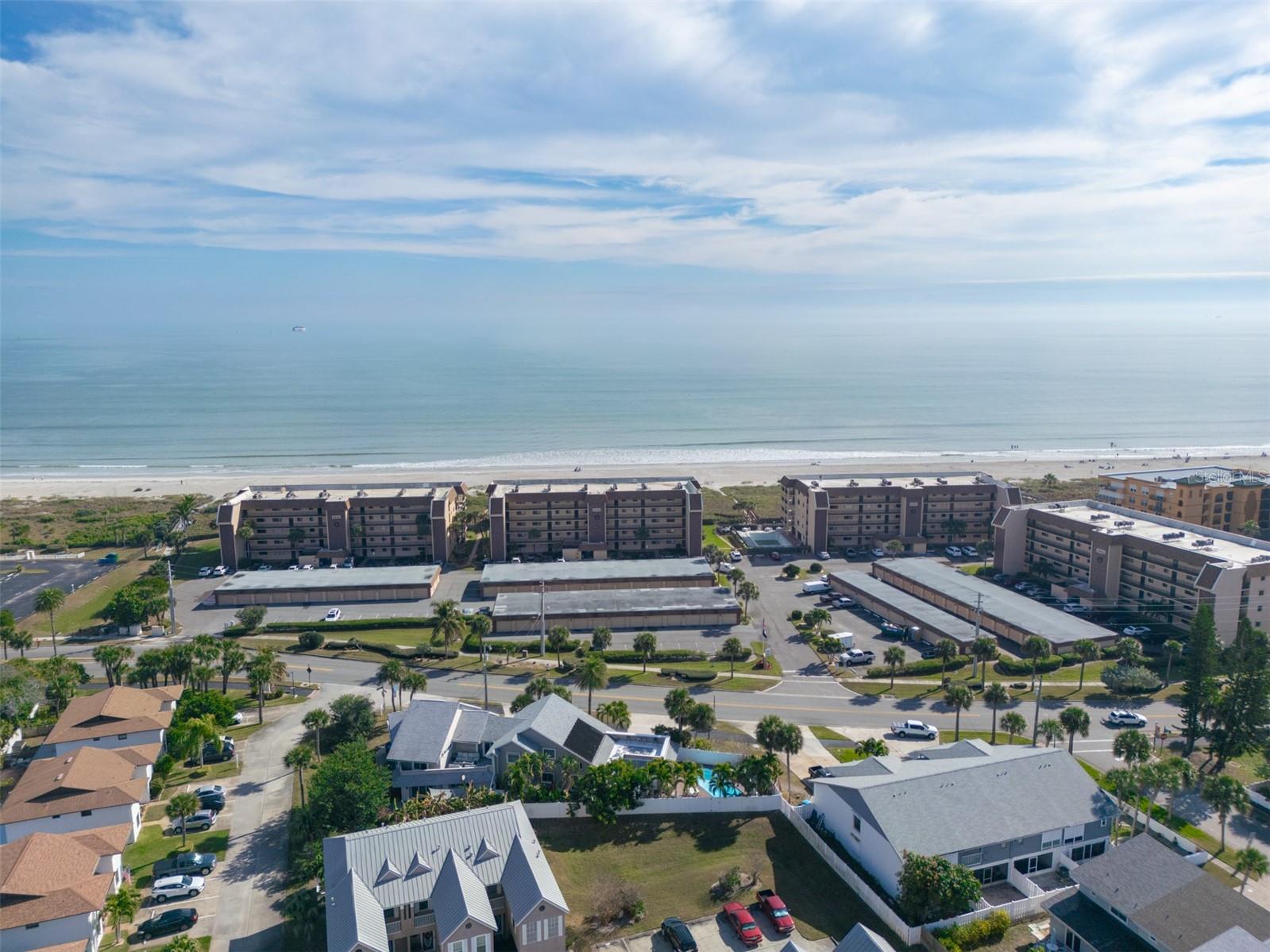 Listing photo id 2 for 8495 Ridgewood Avenue