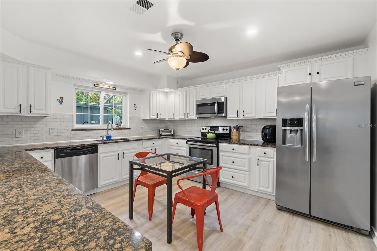 Listing photo id 3 for 8495 Ridgewood Avenue